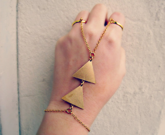This piece of jewelry doubles as a bracelet and ring! I love how in this piece, the triangles have a tribal feel. This awesome design is by Jennie of A la Pop Body Jewelry.