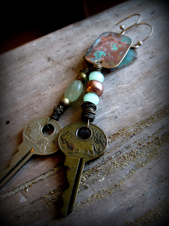 There are so many great things about these earrings! I love how they are asymmetrical. I also adore the combination of the lion keys with the rustic copper connectors.  These earrings can be found in Danielle's etsy store,  Ferd & Bird. 