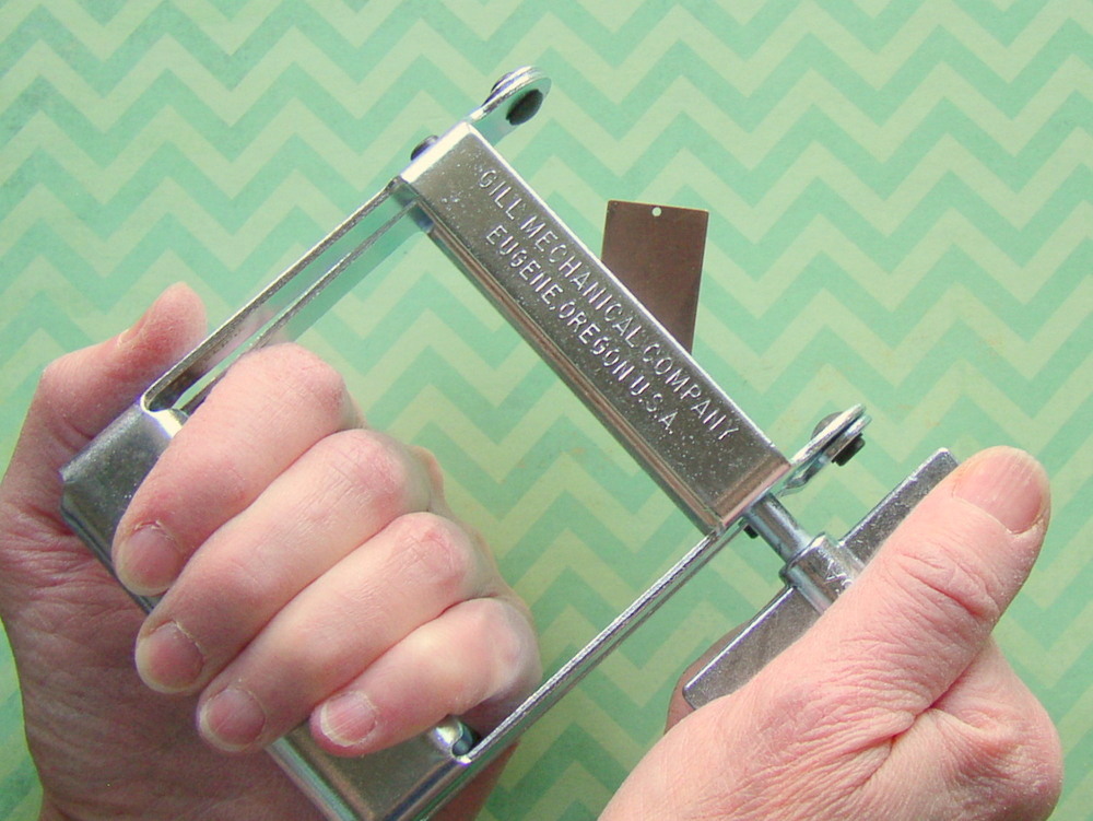 How to use corrugate metal jewelry with a tube wringer.  